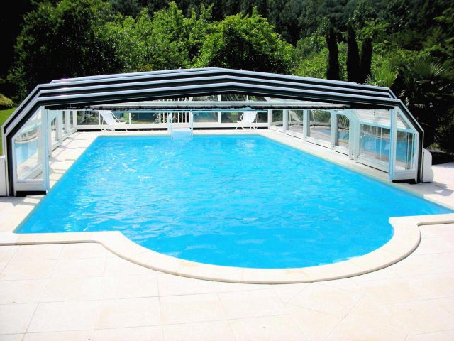 Piscine partiellement couverte
